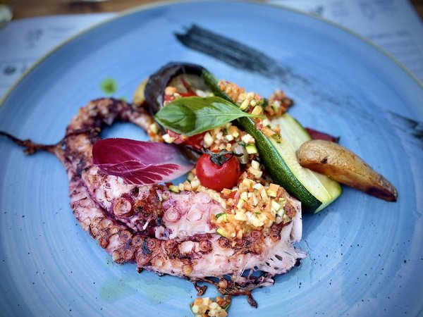 Quelles techniques pour maîtriser les cuissons à la plancha dans un restaurant de grillades?